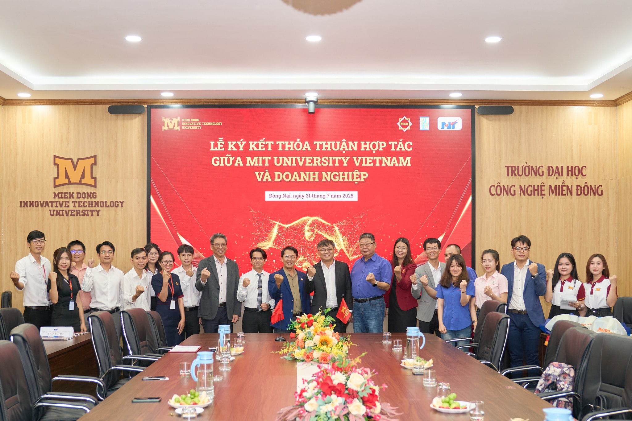 MeU-Solutions-ky-ket-hop-tac-cung-truong-dai-hoc-cong-nghe-mien-dong-MIT-Uni